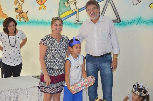 Ao lado das secretárias Flávia Rossi, da Educação, e Eliana Assugeni Sobreiro Dias, da Promoção Social, o prefeito José Natalino Paganini encontrou-se com os alunos