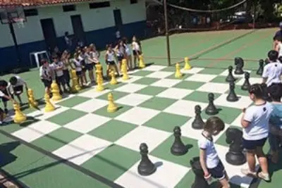 Estudantes jogam xadrez gigante e vôlei pedagógico