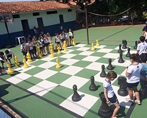 Desafiando a Mente Com o Uso do Xadrez Gigante! - Colégio Evangélico Jaraguá