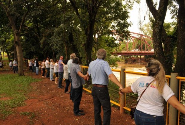 Guaçuanos abraçam o rio na comemoração ao Dia Mundial da Água