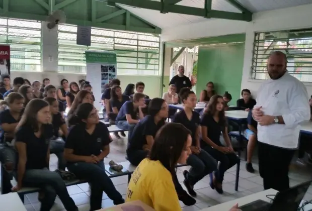 FAJ promove palestras para mais de 200 alunos em escola de Cosmópolis