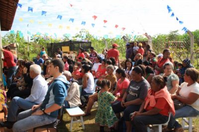 Minibiblioteca doada para escola do Assentamento Sepé Tiaraju impulsiona a leitura de agricultores e estudantes