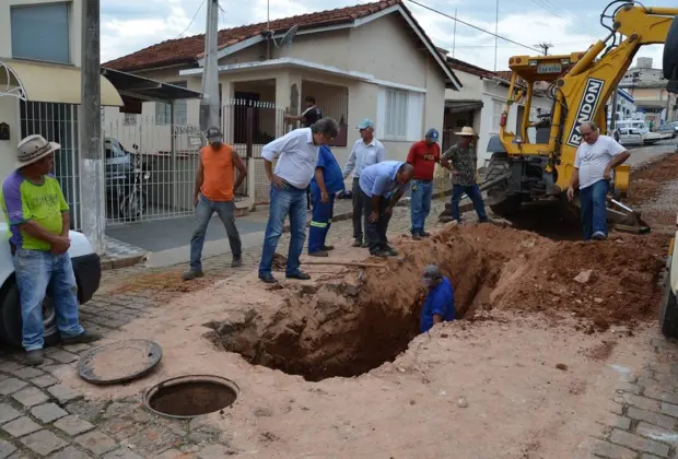 Rua Major David Pereira passa por obras nas galerias, em Itapira