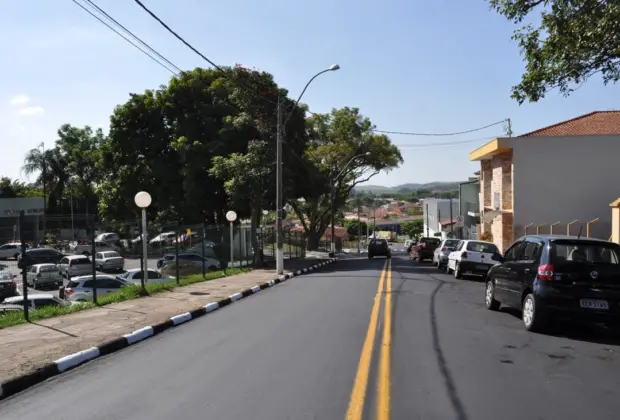 Itapira: rua Reverendo Alfredo Guimarães recebeu recapeamento e pintura