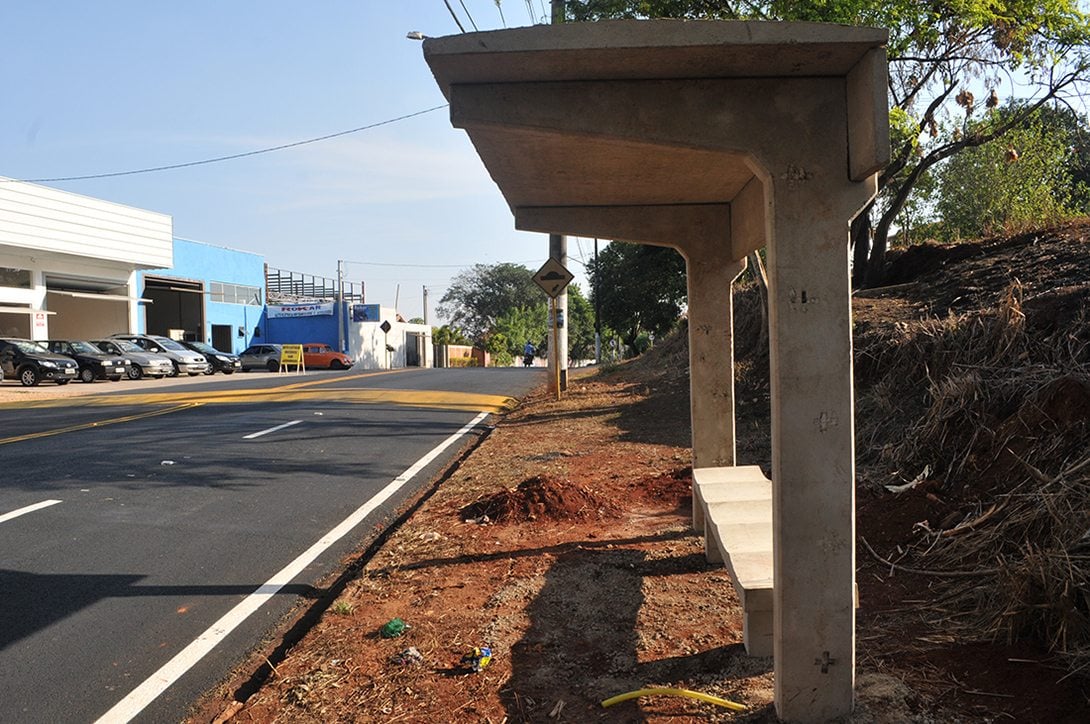 Rua no Jardim Bonsucesso ganha novo ponto de ônibus com cobertura