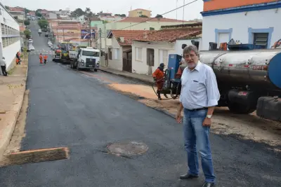 Prefeito de Itapira acompanha pavimentação da Rua Major David Pereira