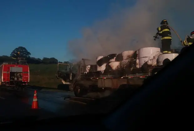 Caminhão pega fogo na SP-340
