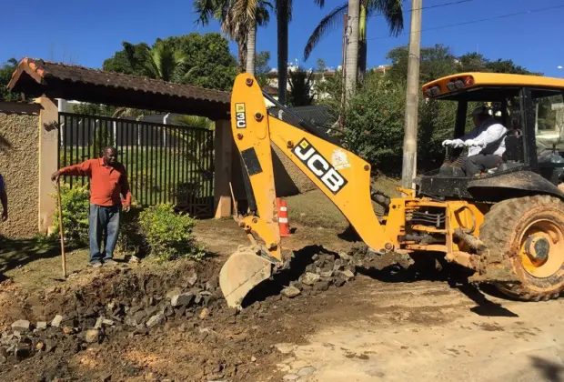 Prefeitura implanta dreno na Estrada Julio Peron em Pedreira
