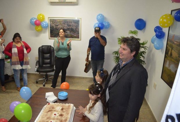 Funcionários da Prefeitura preparam festa surpresa para o prefeito Maurício Comisso