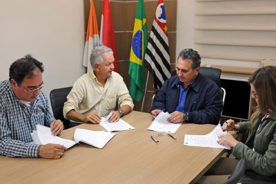 Dr. Fernando assina contrato para início de reforma no Ginásio de Esportes