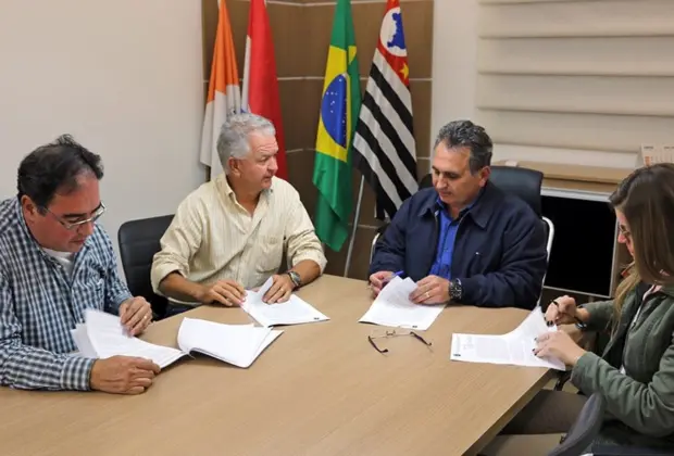 Dr. Fernando assina contrato para início de reforma no Ginásio de Esportes