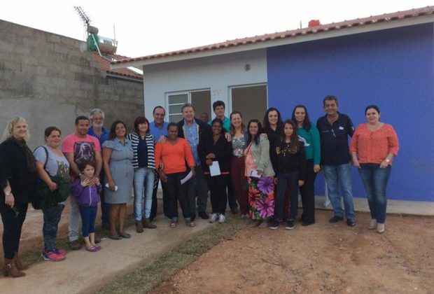 Prefeitura entrega 6 moradias populares para famílias em situação de risco no município