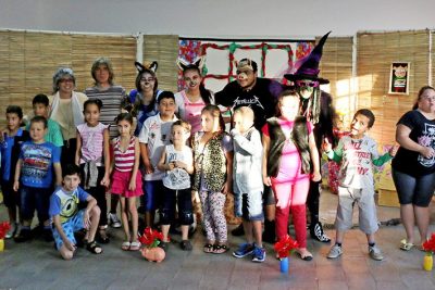 Teatro reúne dezenas de crianças no Pinhalzinho em Holambra