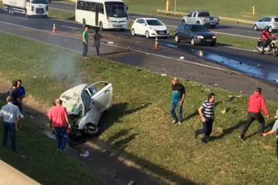 Acidente grave entre caminhão e carro mata duas pessoas e deixa três feridos na SP-340
