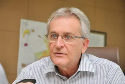 Caveanha costura apoio de 12 partidos para a eleição
