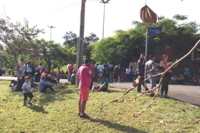 Famílias protestam contra reintegração de área ocupada em Posse