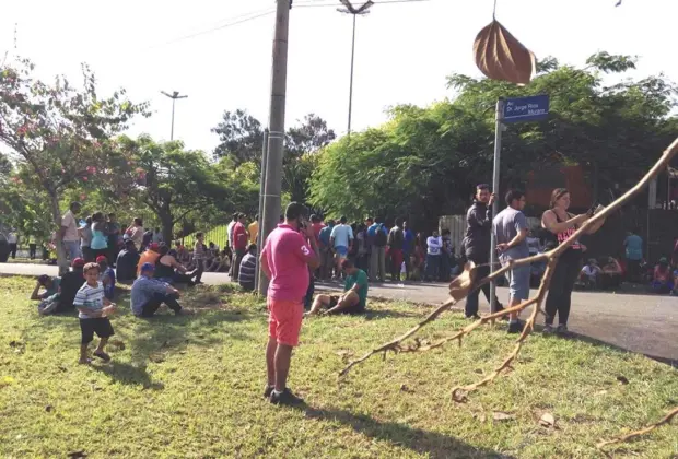 Famílias protestam contra reintegração de área ocupada em Posse