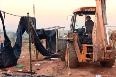 Moradores abandonam área ocupada em Posse