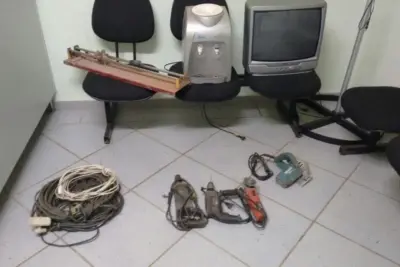 Indivíduos são presos por furto à residencia