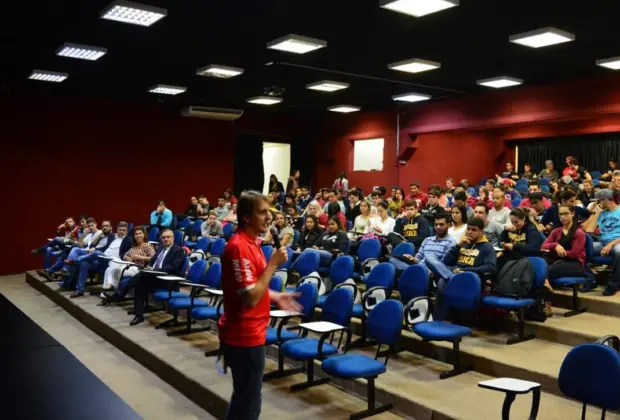 Atleta olímpico ministra palestra aos alunos de Educação Física da FAJ