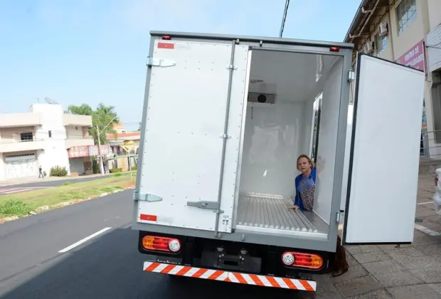 Transporte de vacinas e medicamentos conta com caminhão equipado com refrigerador