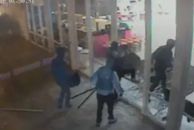 Bandidos explodem caixas eletrônicos em centro comercial no Parque Cidade Nova