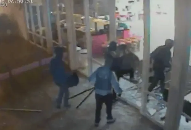 Bandidos explodem caixas eletrônicos em centro comercial no Parque Cidade Nova