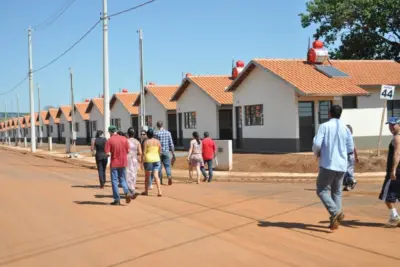Futuros moradores vistoriam casas do Residencial Ypê Amarelo
