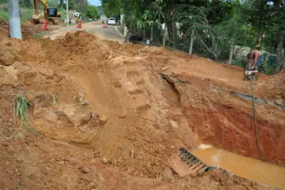 Vazamento em adutora de água causa interrupção em trecho da estrada da cachoeira