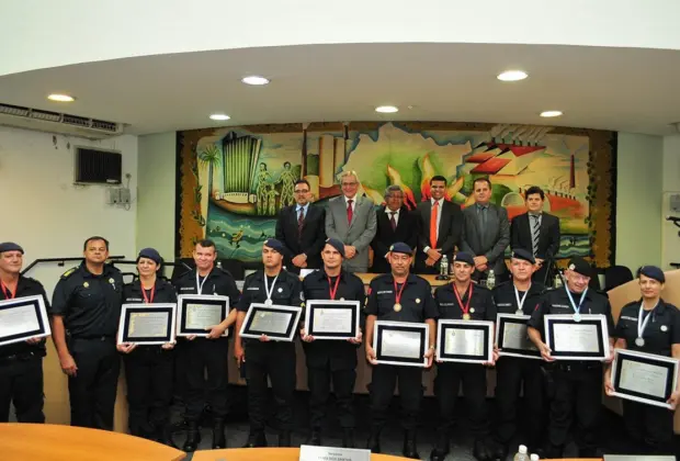 Com medalhas, guardas municipais são homenageados pela Câmara de Mogi Guaçu