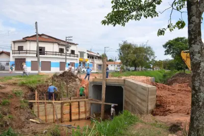 Prossegue construção de passagem na Avenida Henriqueta Soares
