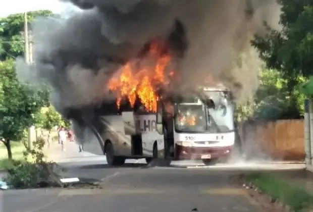 Artur Nogueira: morte de jovens causa revolta e manifestantes ateiam fogo em veículos