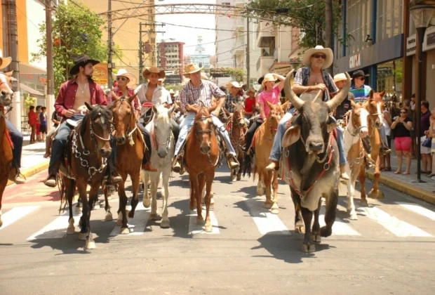 Queima do Alho e Desfile de Cavaleiros da Serra Negra Rodeo Festival acontecem neste domingo