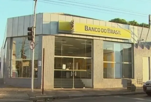 Possenses enfrentam problemas para usufruir dos serviços do Banco do Brasil na cidade