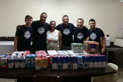Futebol Solidário entrega litros de leite para a Pastoral da Criança