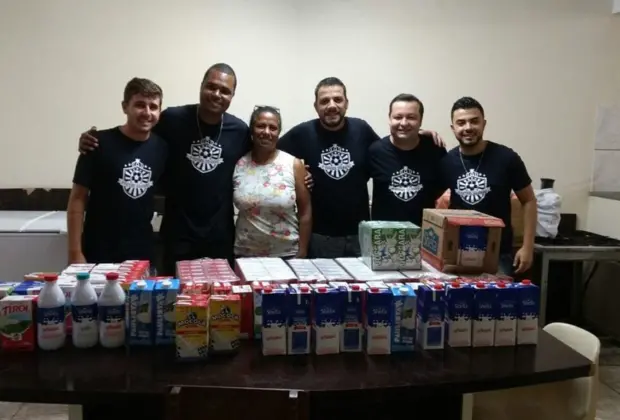 Futebol Solidário entrega litros de leite para a Pastoral da Criança