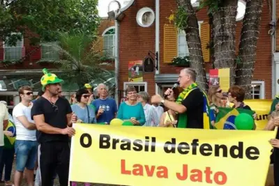 Holambrenses manifestam contra a corrupção no país