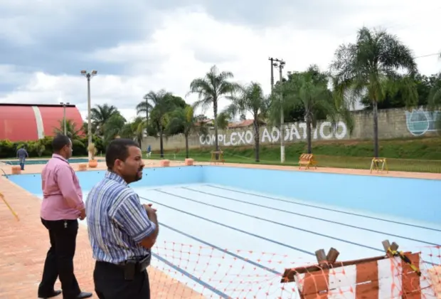 Interdição de piscina pública de Holambra em período de férias gera reclamações