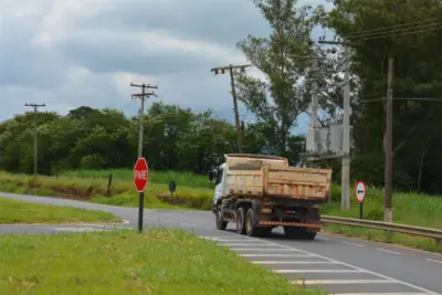 Solicitada a instalação de iluminação e redutor de velocidade na Rodovia Aziz Lian