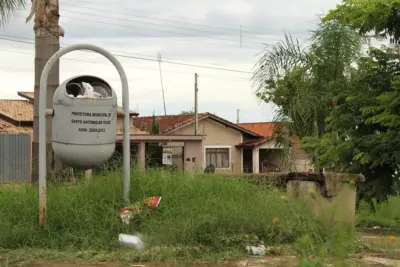 Abandono toma conta de espaços públicos da cidade