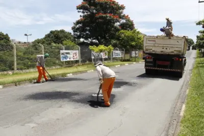 Tem início a operação tapa-buracos pelas principais ruas e avenidas