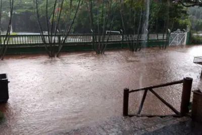 Forte chuva causa estragos em Jaguariúna