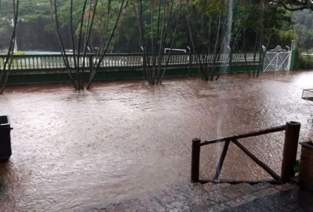 Forte chuva causa estragos em Jaguariúna