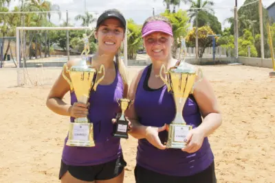 Vitória e Juliana levam a taça do Campeonato de Vôlei de Areia