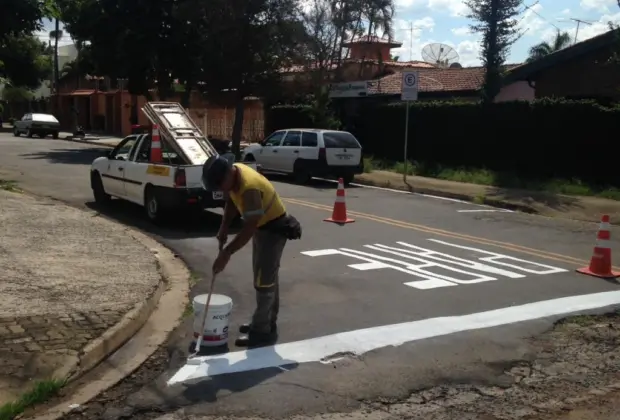 Prefeitura intensifica coleta de entulhos e pintura de sinalização de solo