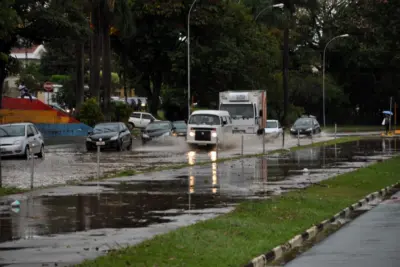 Em menos de uma hora, chove o previsível para 10 dias e causa transtornos