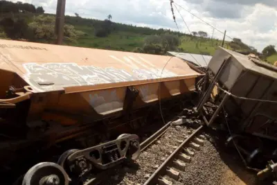 Trens se chocam e bloqueiam ferrovia em Estiva Gerbi