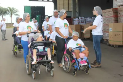 Apae realiza visita para conhecer a empresa Alfacitrus em Engenheiro Coelho