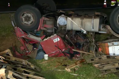 Carreta tomba e motorista morre em Santo Antônio de Posse