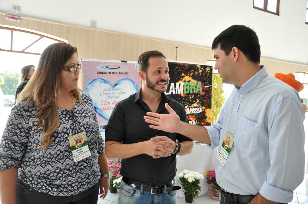 Equipe itapirense participa de Fórum de Turismo em Holambra - O Regional